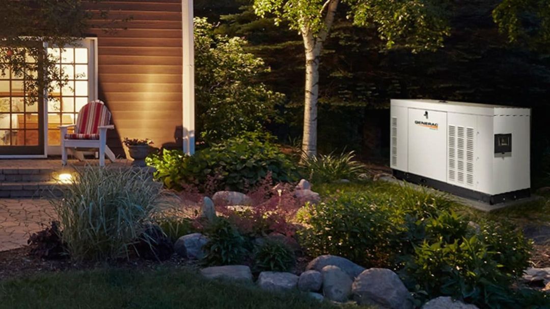 A Generac diesel generator outside a large Florida home<br />
